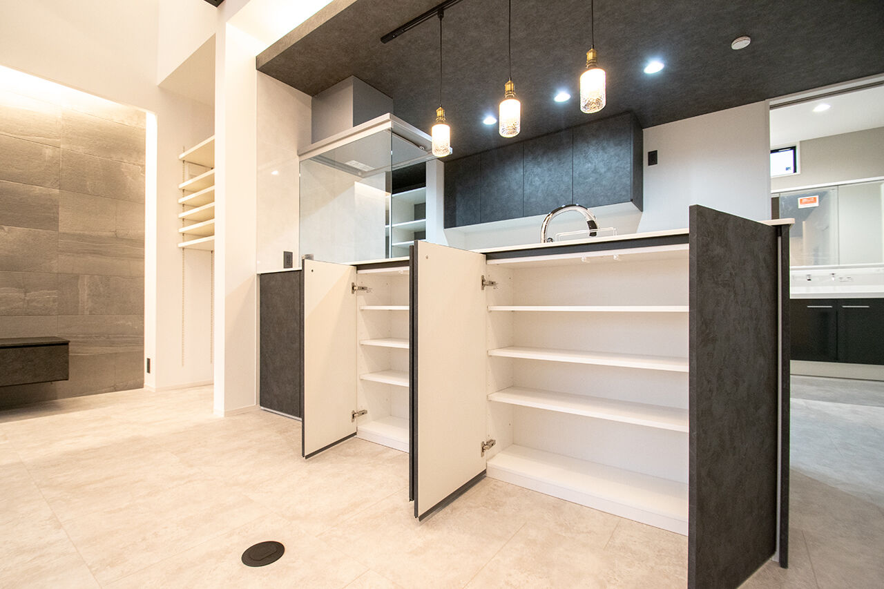 ファイブイズホーム 【坪単価64万円】吹抜け×化粧梁で開放的なリビング。ワンフロア完結のホテルライクな住まいの建築実例画像4