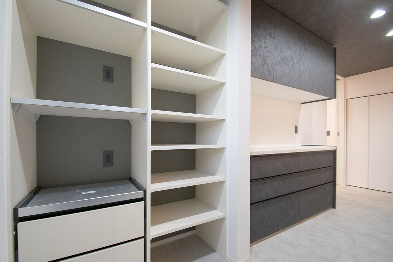 ファイブイズホーム 【坪単価64万円】吹抜け×化粧梁で開放的なリビング。ワンフロア完結のホテルライクな住まいの建築実例画像6