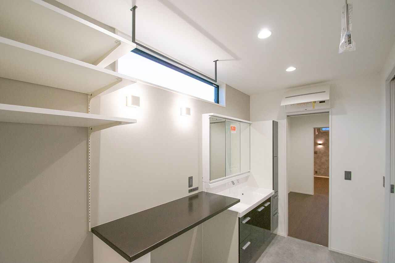 ファイブイズホーム 【坪単価64万円】吹抜け×化粧梁で開放的なリビング。ワンフロア完結のホテルライクな住まいの建築実例画像7