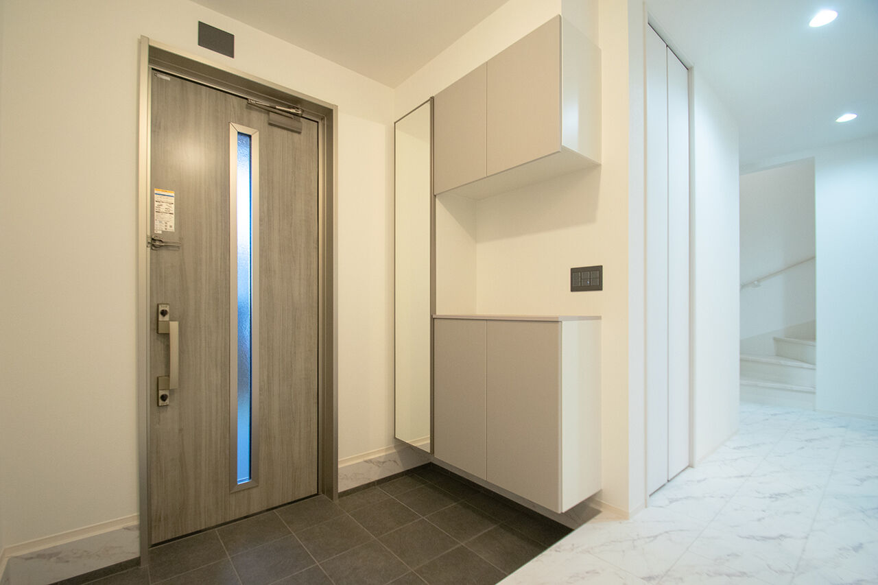 ファイブイズホーム 【坪単価64万円】吹抜け×化粧梁で開放的なリビング。ワンフロア完結のホテルライクな住まいの建築実例画像9