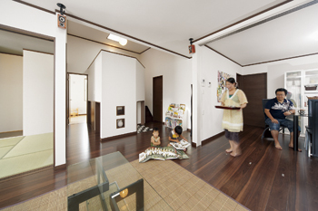 Home＆nico(ホームアンドニコ) スキップフロアの書斎や愛犬スペースなど、楽しさがいっぱい詰まったスタイリッシュな「平屋の家」の建築実例画像2