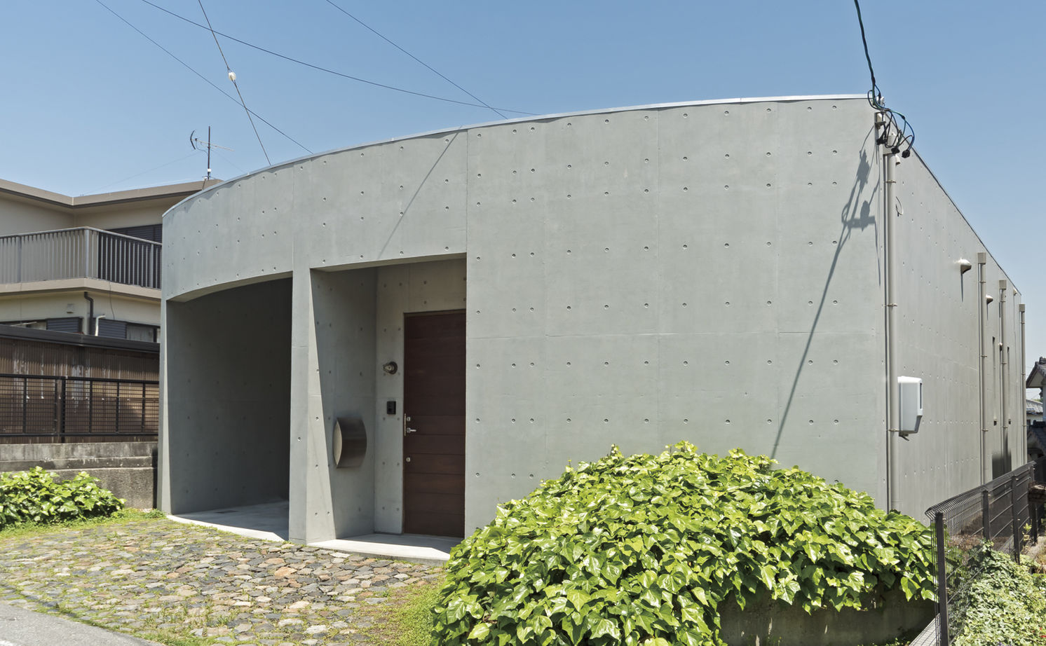 Suumo 中庭のあるldkはリゾートのような開放感と心地よさ インナーガレージのあるrcの平屋の住まい Home Nico 安井建設 の建築実例詳細 注文住宅