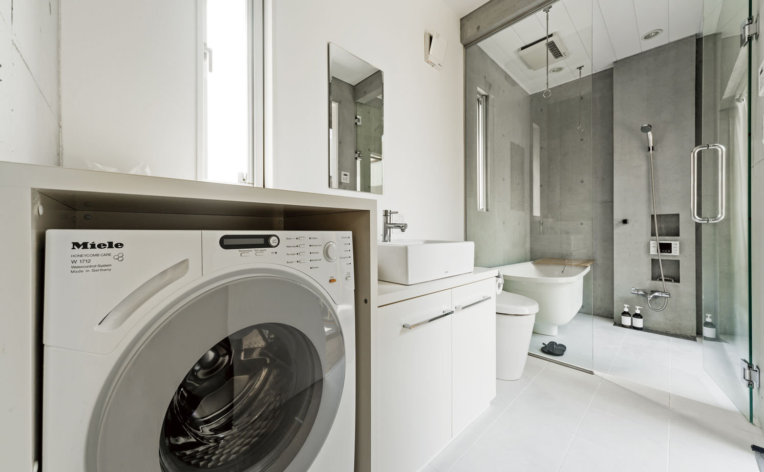 Home＆nico(ホームアンドニコ) 中庭のあるLDKはリゾートのような開放感と心地よさ。インナーガレージのあるRCの平屋の住まいの建築実例画像7