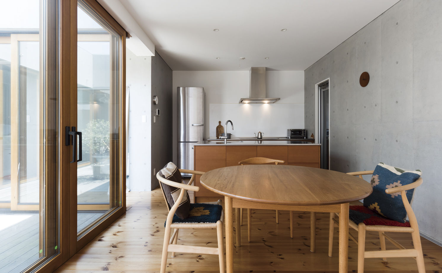 Home＆nico(ホームアンドニコ) 中庭のあるLDKはリゾートのような開放感と心地よさ。インナーガレージのあるRCの平屋の住まいの建築実例画像11