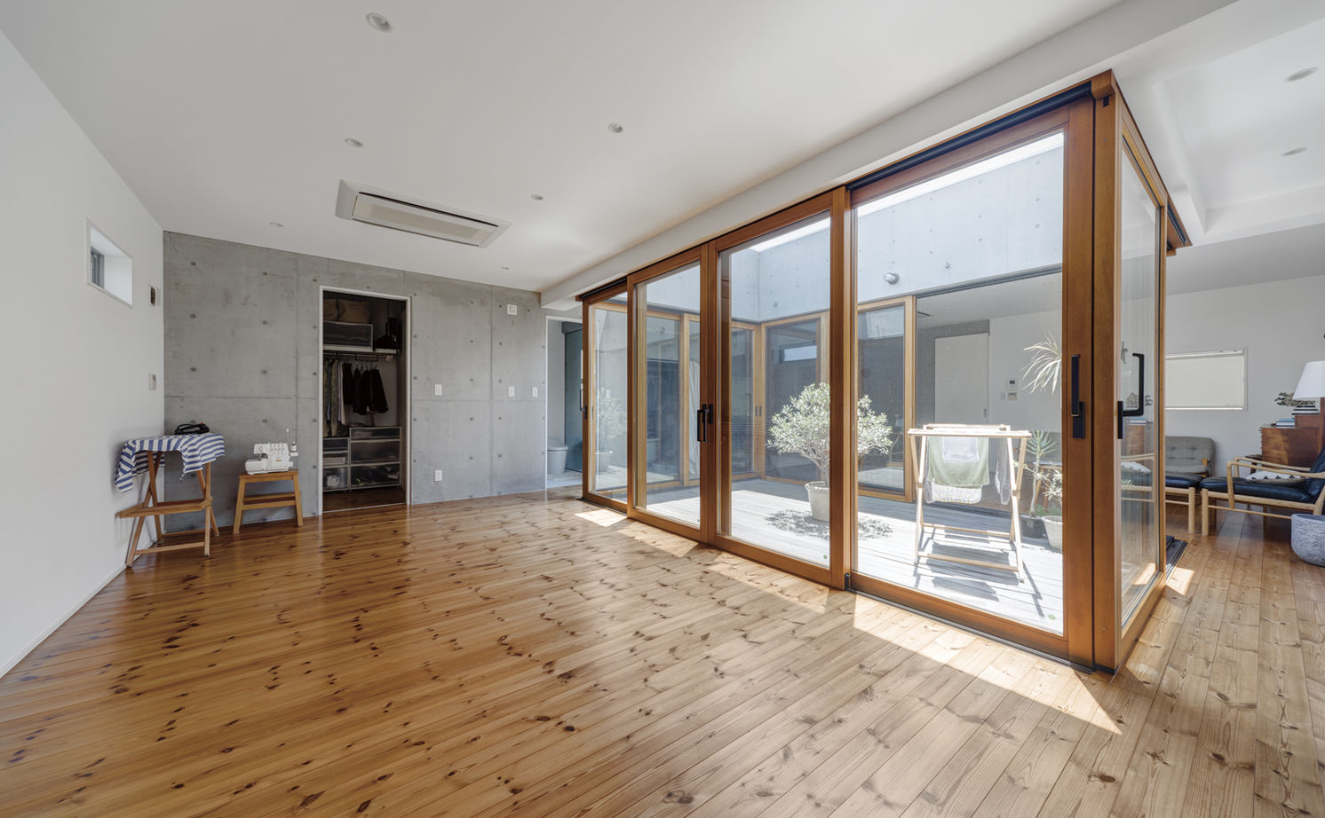 Home＆nico(ホームアンドニコ) 中庭のあるLDKはリゾートのような開放感と心地よさ。インナーガレージのあるRCの平屋の住まいの建築実例画像13