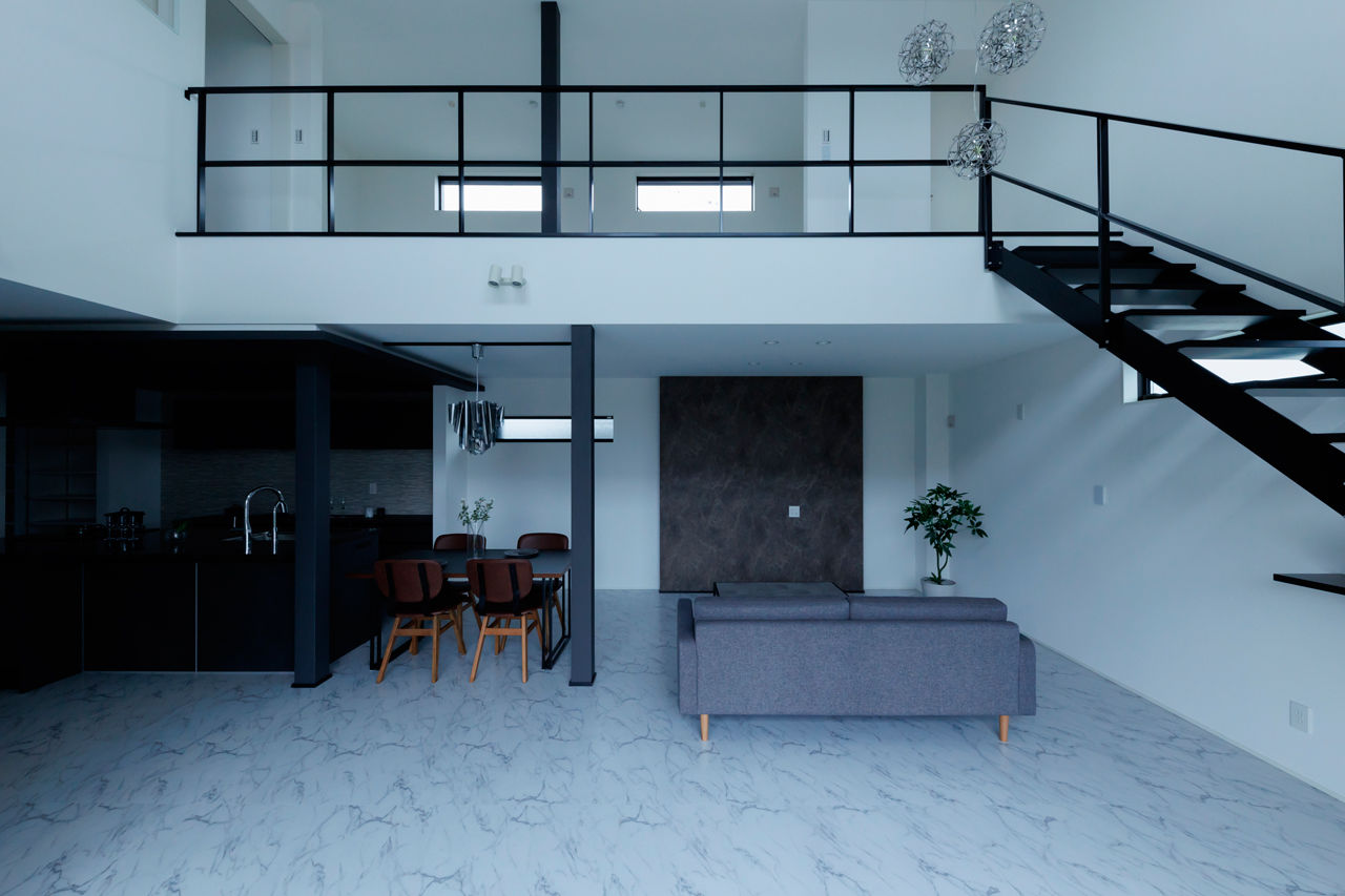 Home＆nico(ホームアンドニコ) 【愛知県／30坪台／吹抜けLDK】ラグジュアリー感あふれる32.8畳LDK。鉄骨階段が映える吹抜けの大空間の建築実例画像3