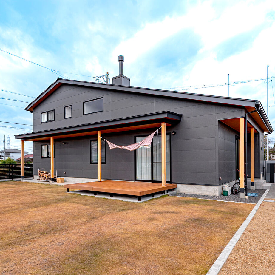 Home＆nico(ホームアンドニコ) 【吹抜けLDK×アイランドキッチン×薪ストーブ】滑り台や隠し扉も？「もう！ワクワクが止まらない家です」の建築実例画像2