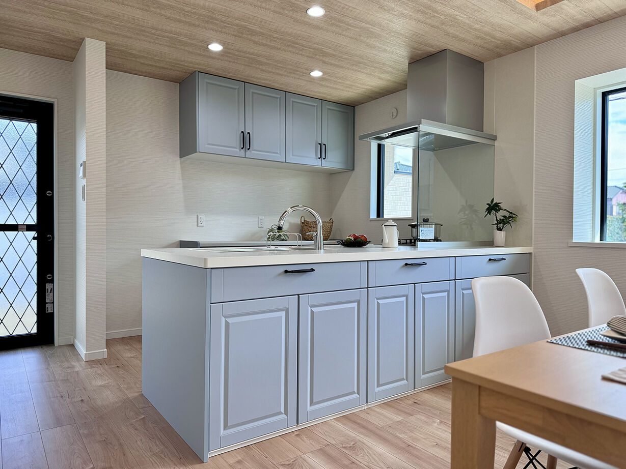 システムホーム 【3000万円台／平屋／間取図】深い軒とウッドデッキで外とつながる。和×ナチュラルフレンチモダンの住まいの建築実例画像2