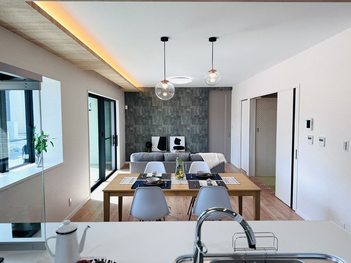 システムホーム 【3000万円台／平屋／間取図】深い軒とウッドデッキで外とつながる。和×ナチュラルフレンチモダンの住まいの建築実例画像3