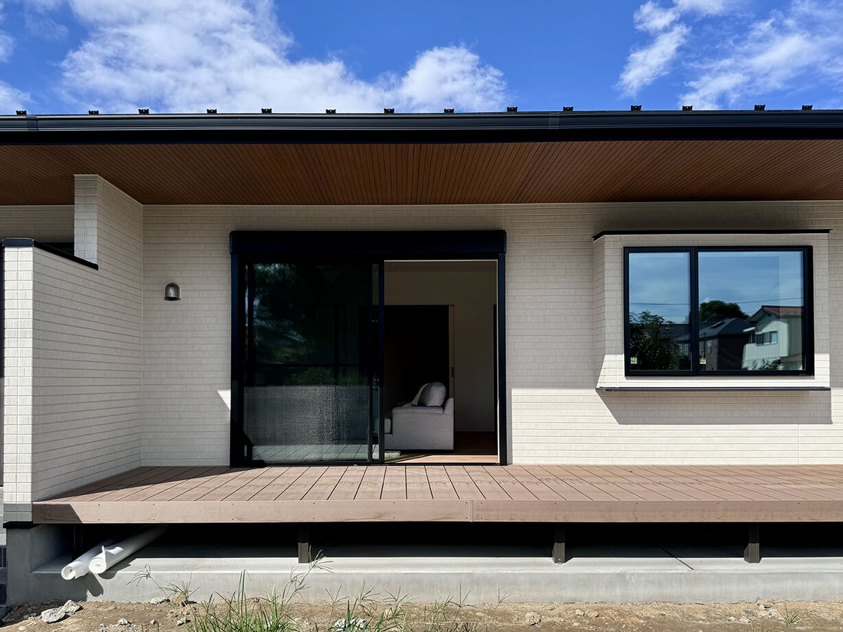 システムホーム 【3000万円台／平屋／間取図】深い軒とウッドデッキで外とつながる。和×ナチュラルフレンチモダンの住まいの建築実例画像4