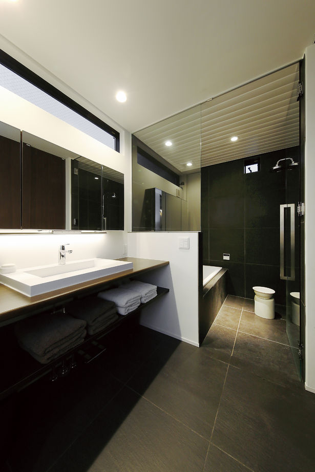 ジェネシス 【2684万円・ビルドインガレージ】間口5.5ｍの細長い敷地に建つ、おしゃれなスタイリッシュモダンの家の建築実例画像3