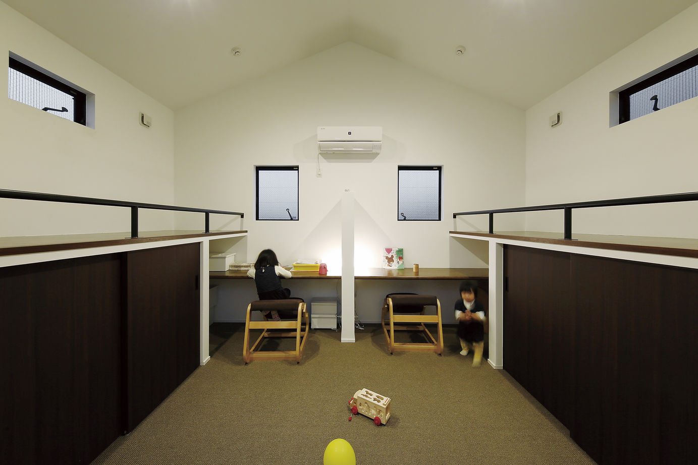 ジェネシス 【2684万円・ビルドインガレージ】間口5.5ｍの細長い敷地に建つ、おしゃれなスタイリッシュモダンの家の建築実例画像4