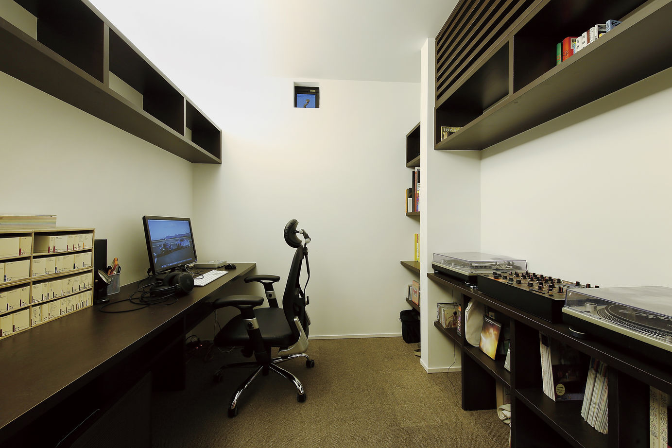 ジェネシス 【2684万円・ビルドインガレージ】間口5.5ｍの細長い敷地に建つ、おしゃれなスタイリッシュモダンの家の建築実例画像9