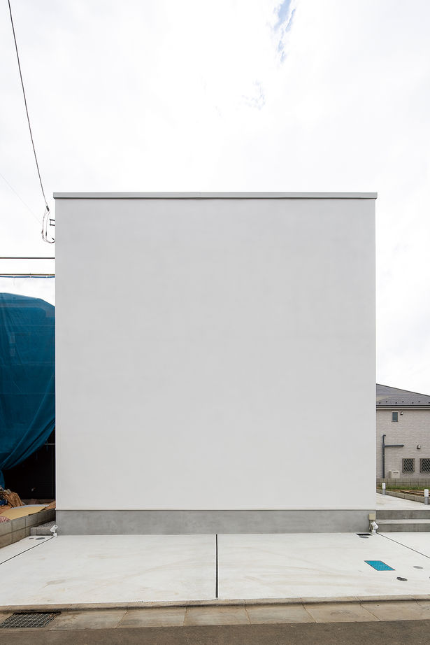 ジェネシス 【延床28坪・1945万円】パティオから光を入れた明るいLDK。窓を極限まで減らした大胆なデザインの建築実例画像2