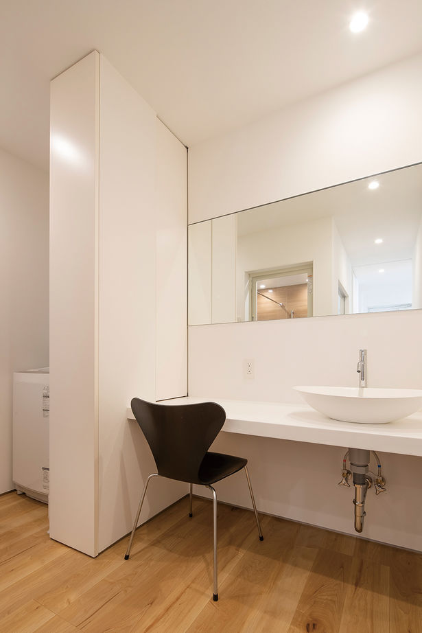 ジェネシス 【延床28坪・1945万円】パティオから光を入れた明るいLDK。窓を極限まで減らした大胆なデザインの建築実例画像5