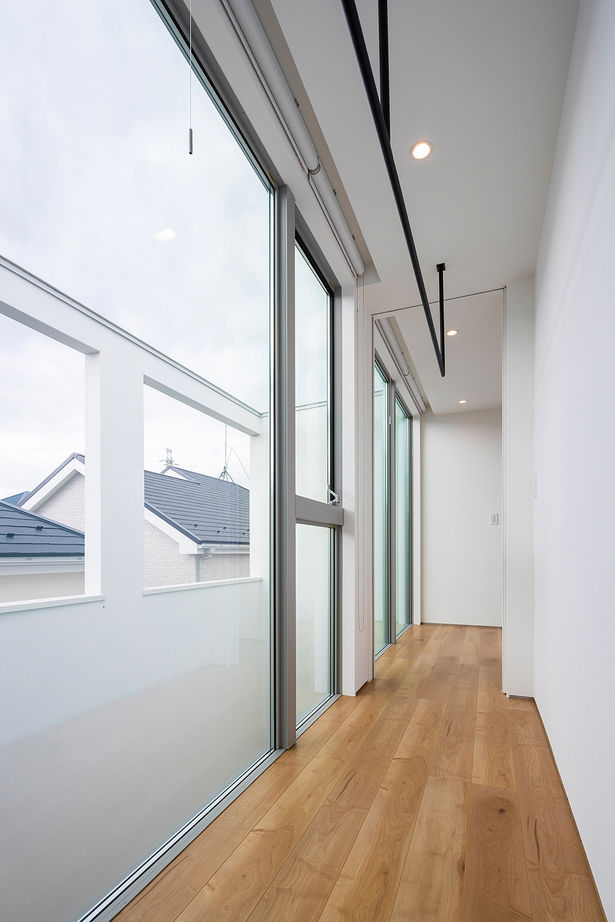 ジェネシス 【延床28坪・1945万円】パティオから光を入れた明るいLDK。窓を極限まで減らした大胆なデザインの建築実例画像6