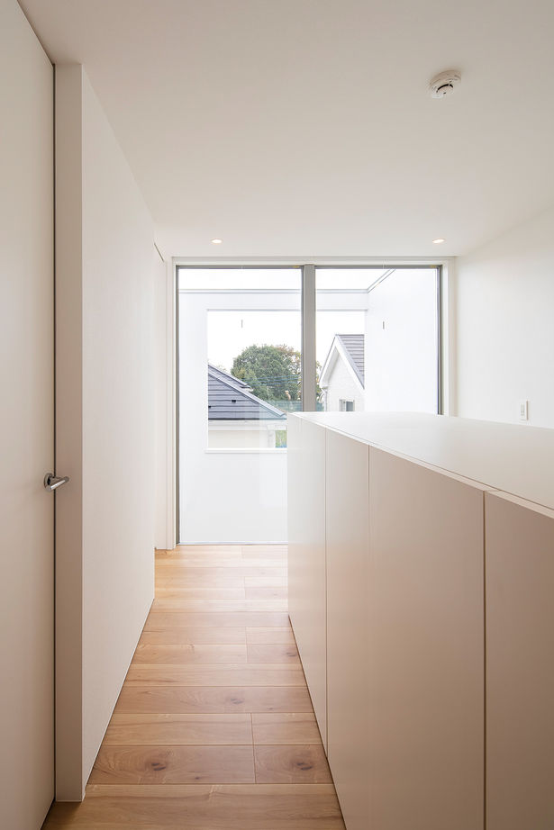 ジェネシス 【延床28坪・1945万円】パティオから光を入れた明るいLDK。窓を極限まで減らした大胆なデザインの建築実例画像7