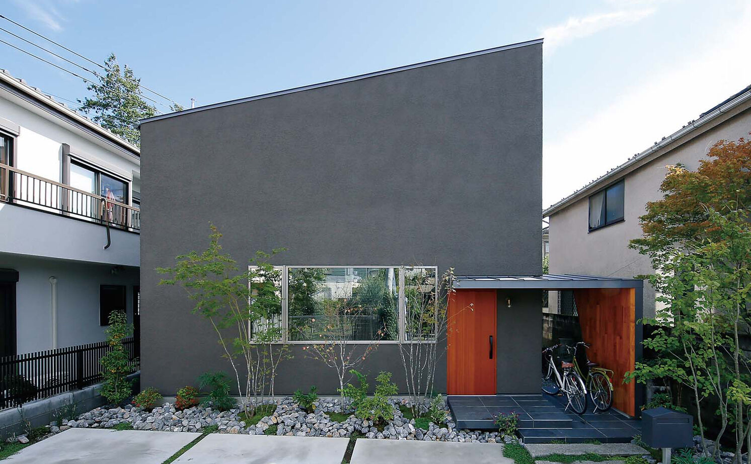 ジェネシス 【2000万円台/延床24.3坪/中庭/スキップフロア】室内から自然と繋がる。土間仕上がりのダイニングの建築実例画像2