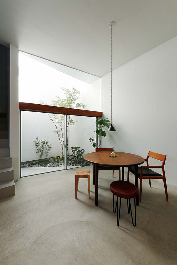 ジェネシス 【2000万円台/延床24.3坪/中庭/スキップフロア】室内から自然と繋がる。土間仕上がりのダイニングの建築実例画像4