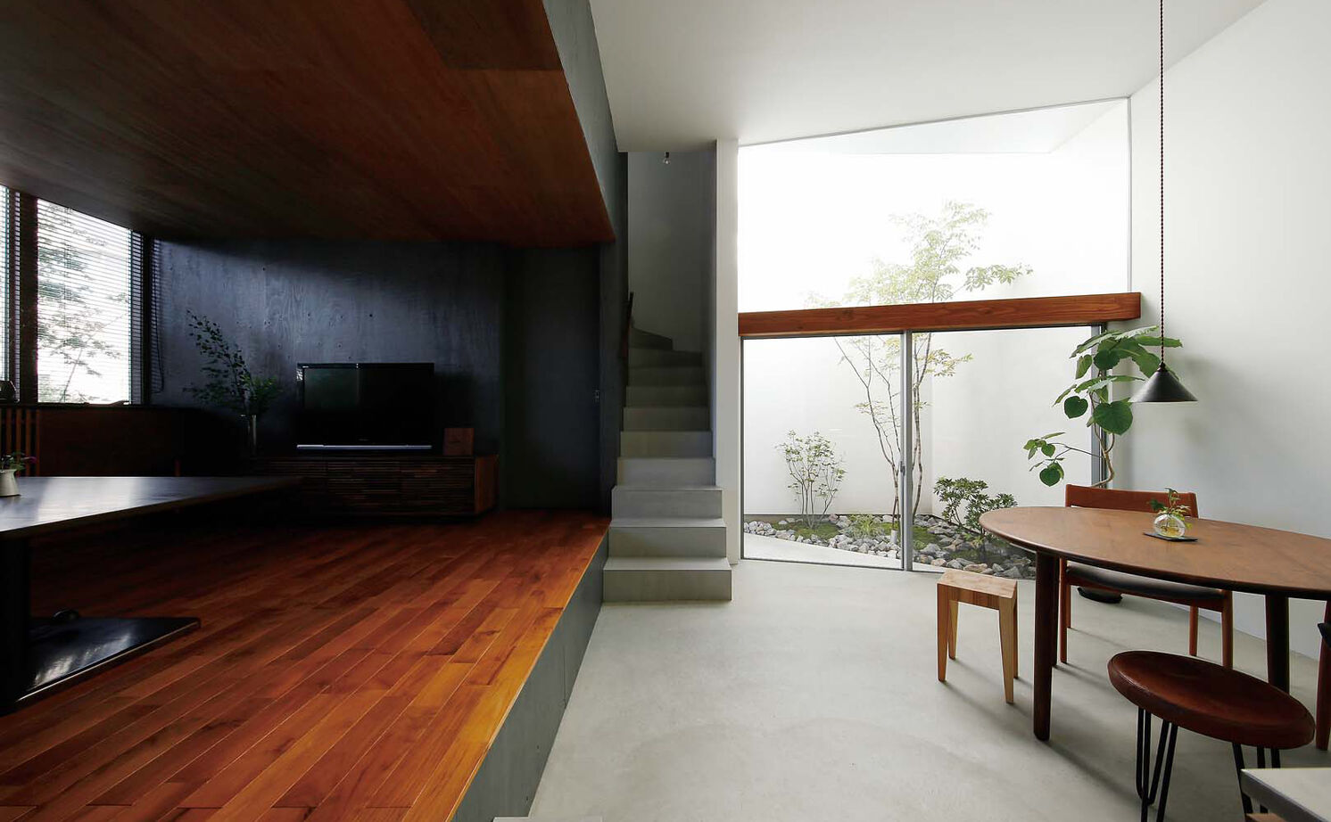 ジェネシス 【2000万円台/延床24.3坪/中庭/スキップフロア】室内から自然と繋がる。土間仕上がりのダイニングの建築実例画像6