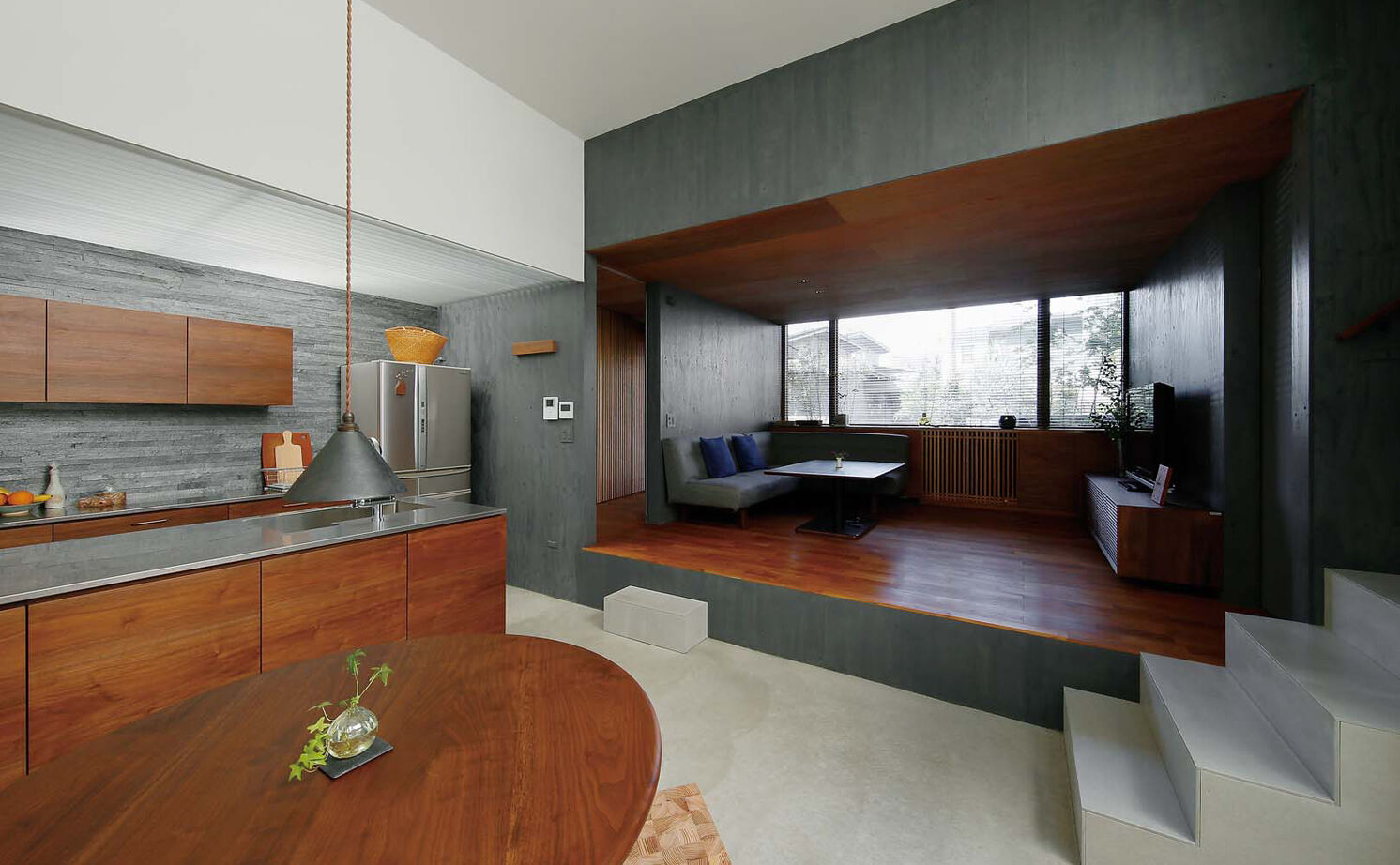 ジェネシス 【2000万円台/延床24.3坪/中庭/スキップフロア】室内から自然と繋がる。土間仕上がりのダイニングの建築実例画像7