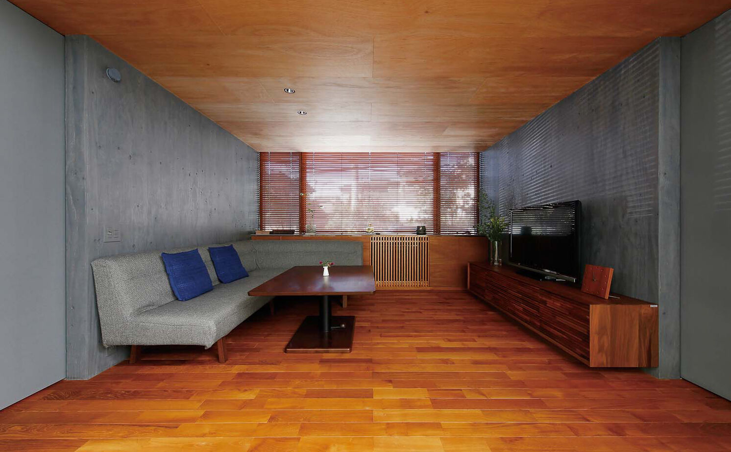 ジェネシス 【2000万円台/延床24.3坪/中庭/スキップフロア】室内から自然と繋がる。土間仕上がりのダイニングの建築実例画像8