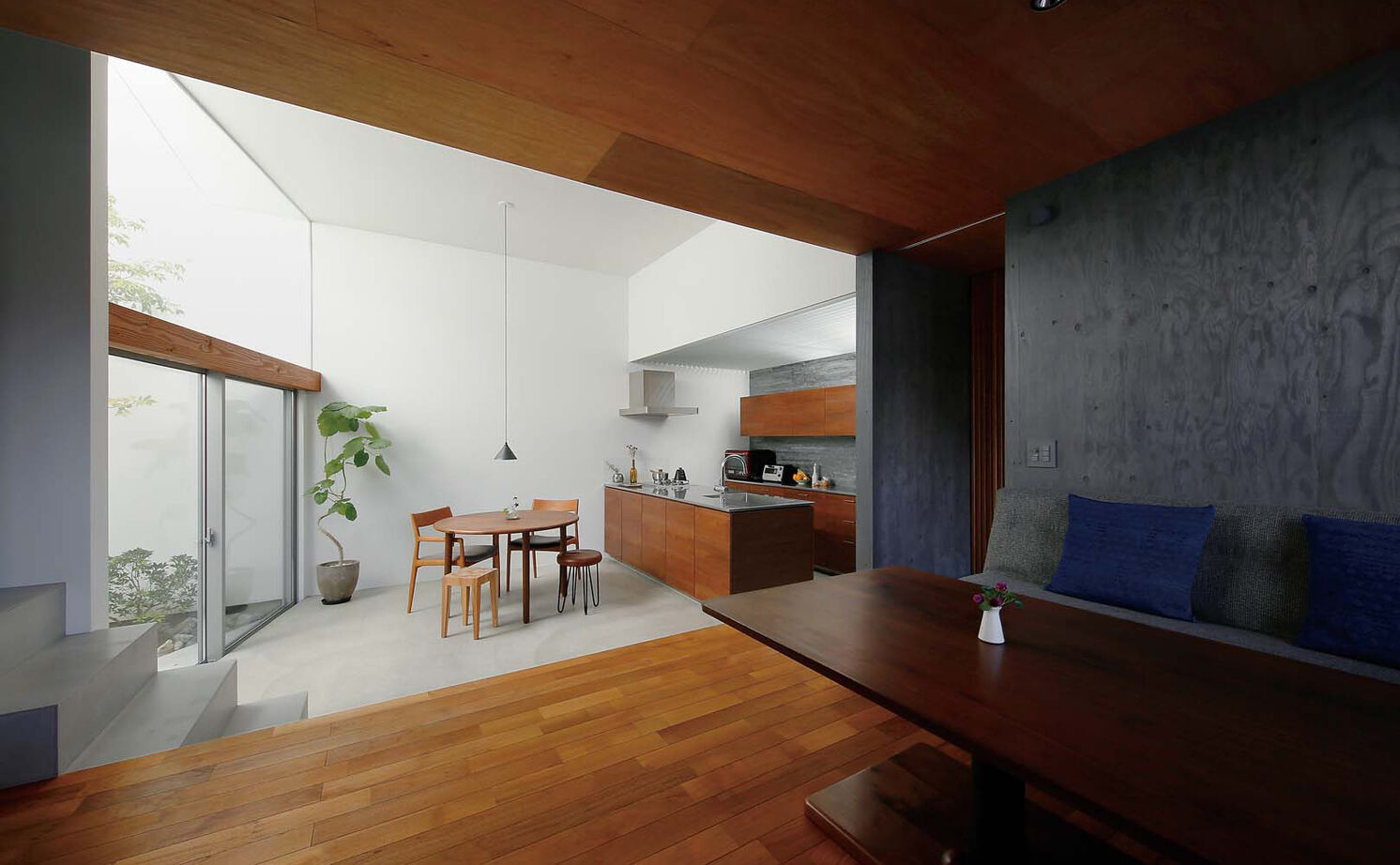 ジェネシス 【2000万円台/延床24.3坪/中庭/スキップフロア】室内から自然と繋がる。土間仕上がりのダイニングの建築実例画像9