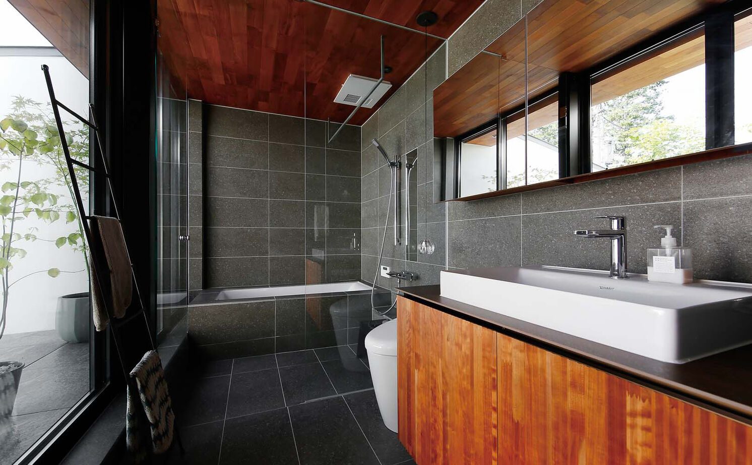 ジェネシス 【2000万円台/延床24.3坪/中庭/スキップフロア】室内から自然と繋がる。土間仕上がりのダイニングの建築実例画像13