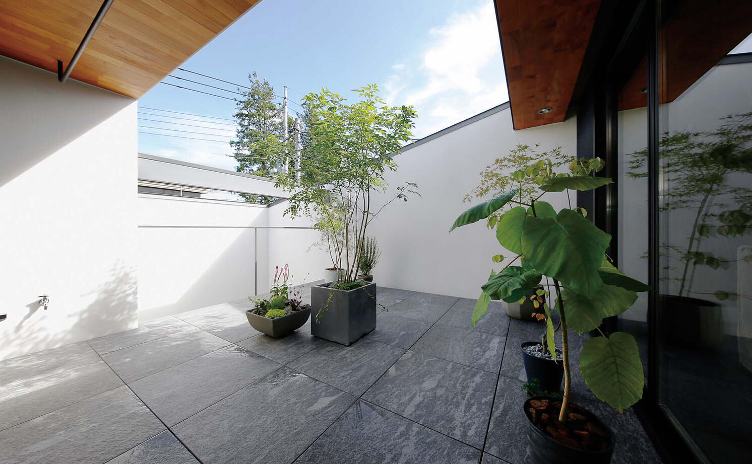 ジェネシス 【2000万円台/延床24.3坪/中庭/スキップフロア】室内から自然と繋がる。土間仕上がりのダイニングの建築実例画像14