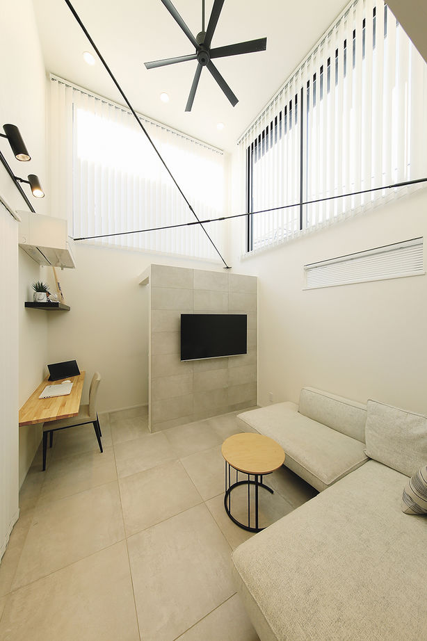 ジェネシス 【延床27.2坪/間取り図/狭小/吹き抜け/屋上/3階建て】憧れの輸入キッチンが映える開放的な広々リビングの家の建築実例画像2