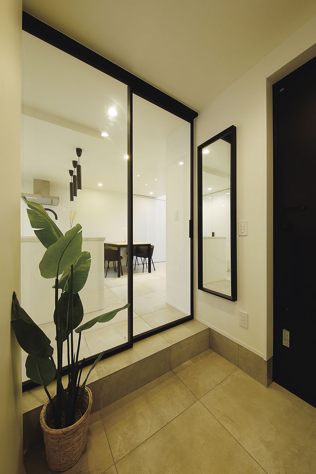 ジェネシス 【延床27.2坪/間取り図/狭小/吹き抜け/屋上/3階建て】憧れの輸入キッチンが映える開放的な広々リビングの家の建築実例画像3