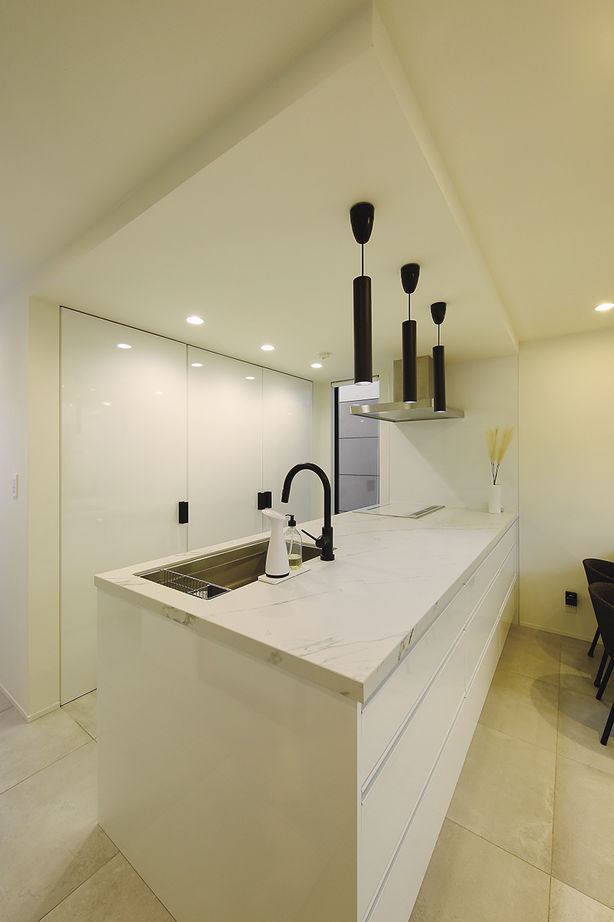 ジェネシス 【延床27.2坪/間取り図/狭小/吹き抜け/屋上/3階建て】憧れの輸入キッチンが映える開放的な広々リビングの家の建築実例画像4