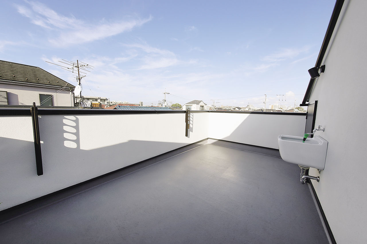 ジェネシス 【延床27.2坪/間取り図/狭小/吹き抜け/屋上/3階建て】憧れの輸入キッチンが映える開放的な広々リビングの家の建築実例画像9