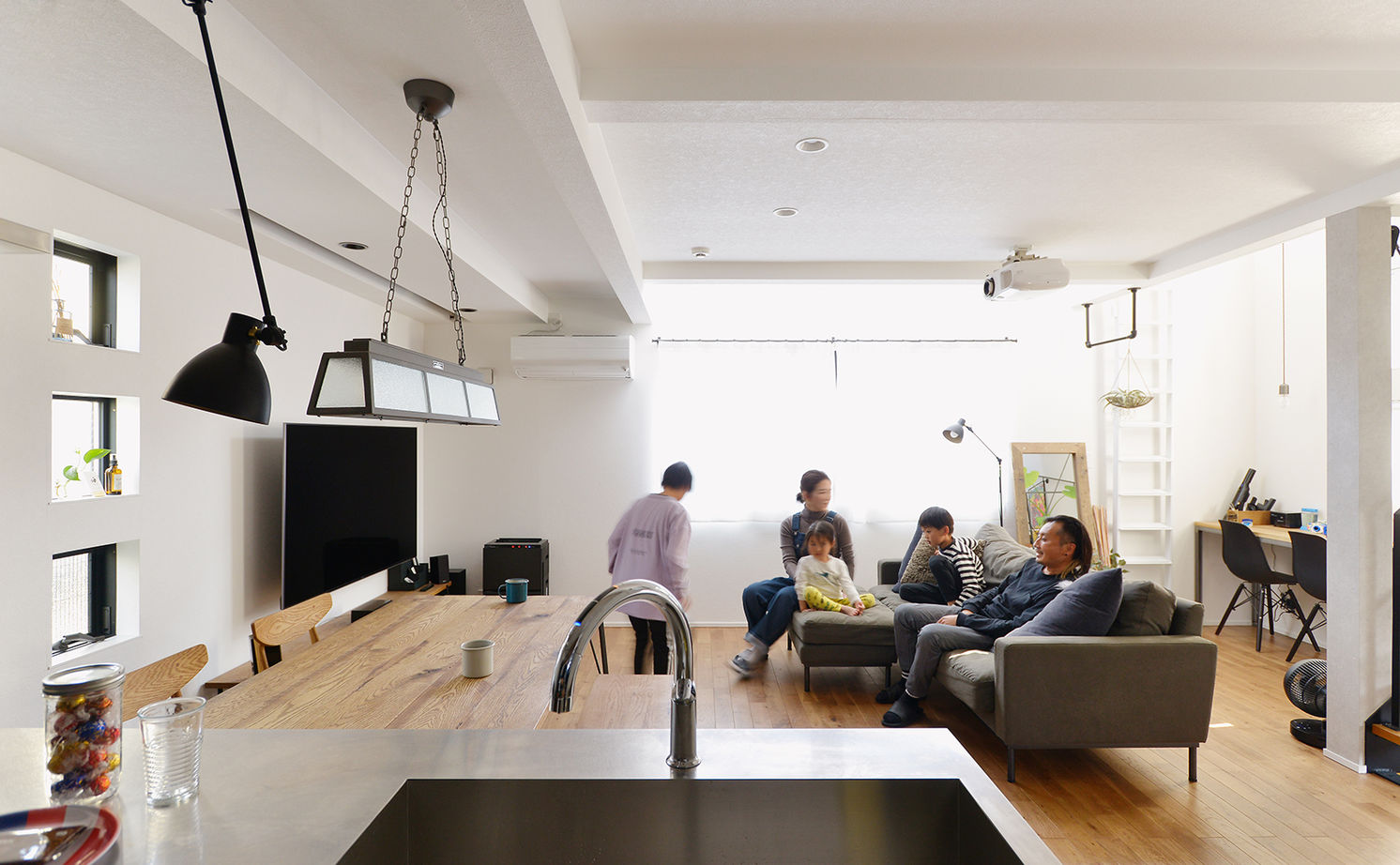 ジェネシス 【間取り有】狭小・旗竿地に欲しいものをぎゅっと詰めて。家族が集まる、クールな２階LDKの家の建築実例画像2