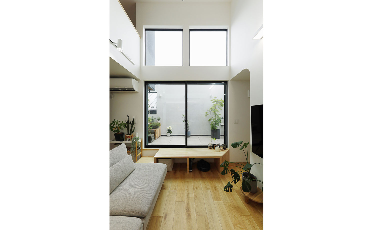 ジェネシス 【C値0.4/UA値0.54/間取り有】旗竿地に立つクールな黒い家。2階LDKは、緑と季節を感じる居心地のいい場所の建築実例画像2