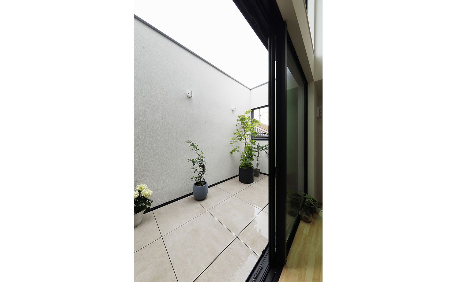 ジェネシス 【C値0.4/UA値0.54/間取り有】旗竿地に立つクールな黒い家。2階LDKは、緑と季節を感じる居心地のいい場所の建築実例画像3