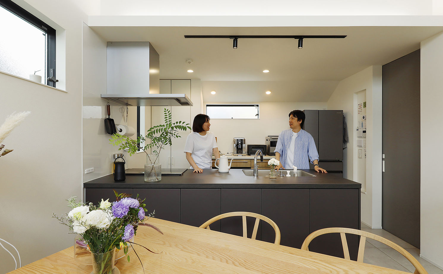 ジェネシス 【C値0.4/UA値0.54/間取り有】旗竿地に立つクールな黒い家。2階LDKは、緑と季節を感じる居心地のいい場所の建築実例画像5