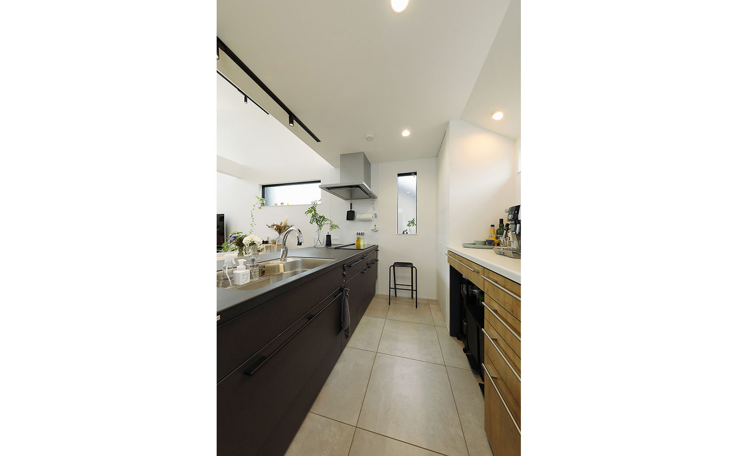 ジェネシス 【C値0.4/UA値0.54/間取り有】旗竿地に立つクールな黒い家。2階LDKは、緑と季節を感じる居心地のいい場所の建築実例画像6