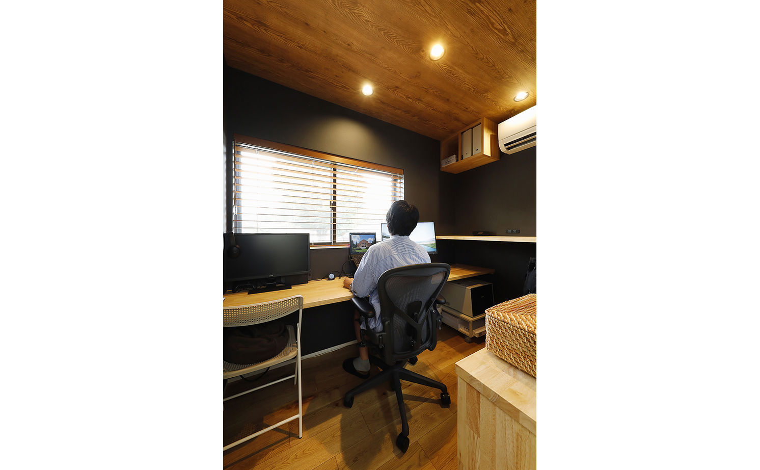 ジェネシス 【C値0.4/UA値0.54/間取り有】旗竿地に立つクールな黒い家。2階LDKは、緑と季節を感じる居心地のいい場所の建築実例画像7