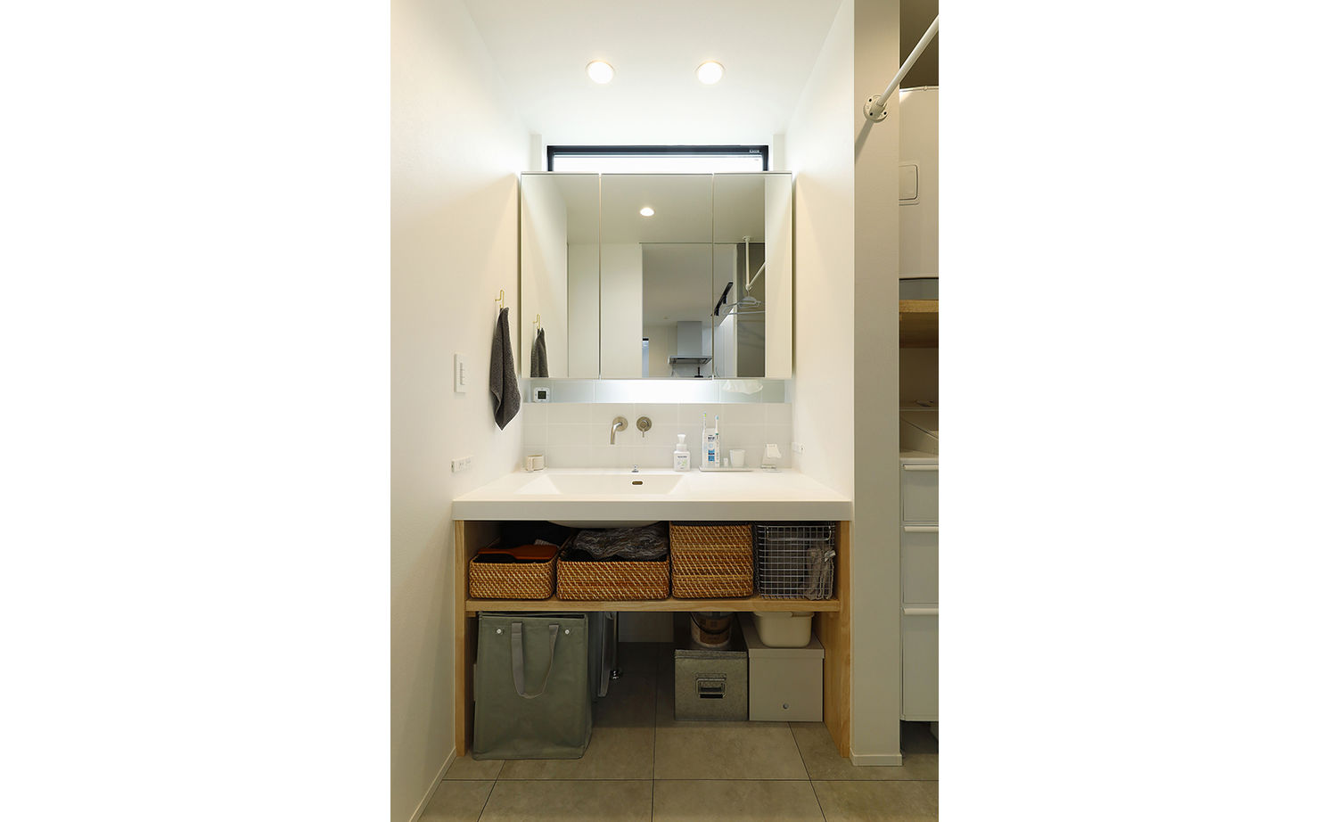 ジェネシス 【C値0.4/UA値0.54/間取り有】旗竿地に立つクールな黒い家。2階LDKは、緑と季節を感じる居心地のいい場所の建築実例画像8