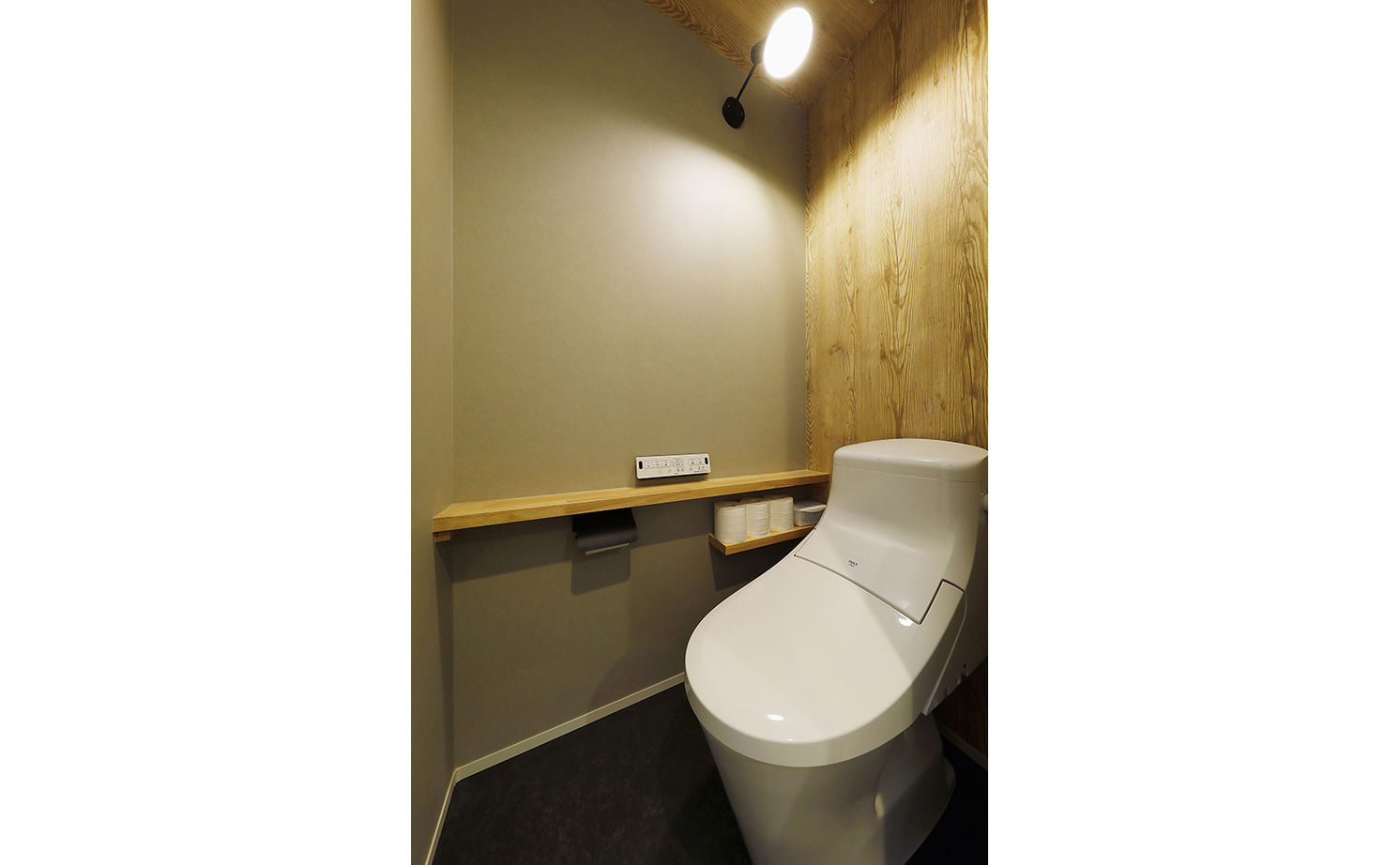 ジェネシス 【C値0.4/UA値0.54/間取り有】旗竿地に立つクールな黒い家。2階LDKは、緑と季節を感じる居心地のいい場所の建築実例画像12