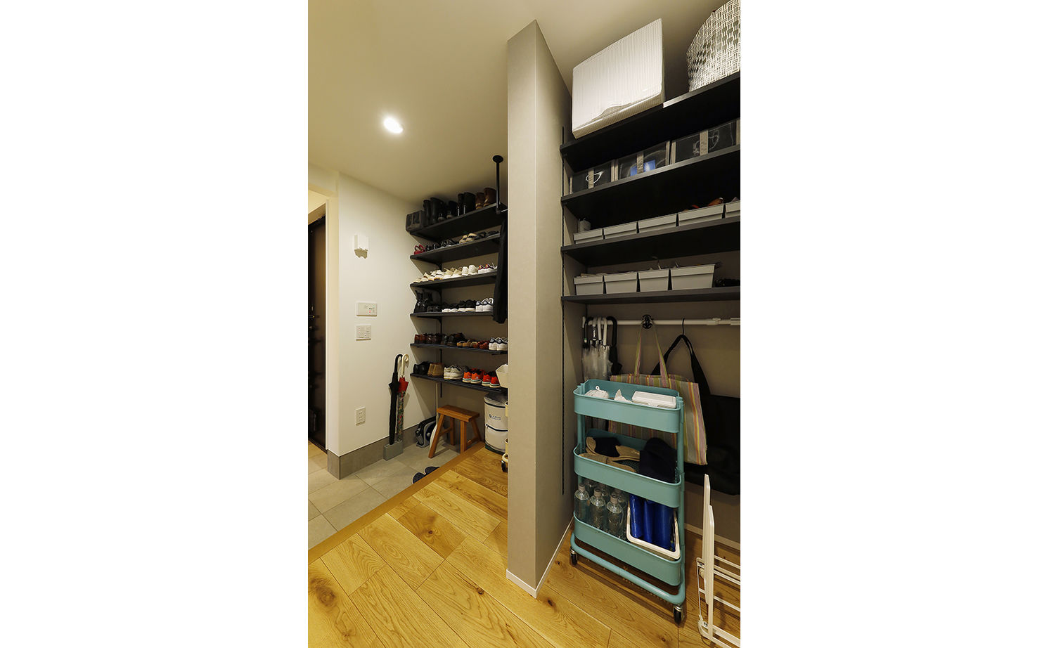 ジェネシス 【C値0.4/UA値0.54/間取り有】旗竿地に立つクールな黒い家。2階LDKは、緑と季節を感じる居心地のいい場所の建築実例画像13