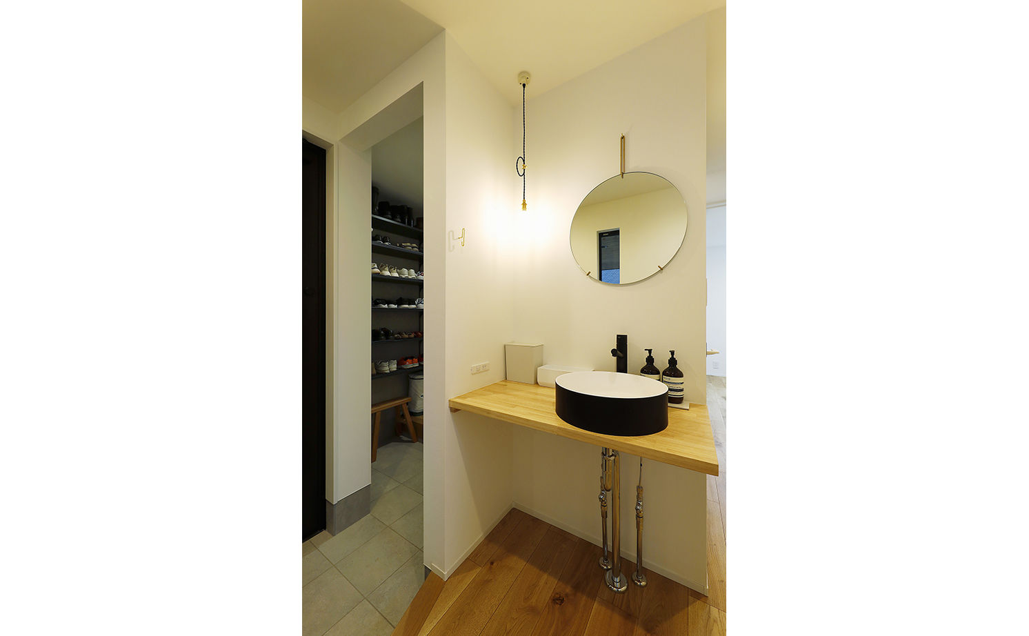 ジェネシス 【C値0.4/UA値0.54/間取り有】旗竿地に立つクールな黒い家。2階LDKは、緑と季節を感じる居心地のいい場所の建築実例画像14