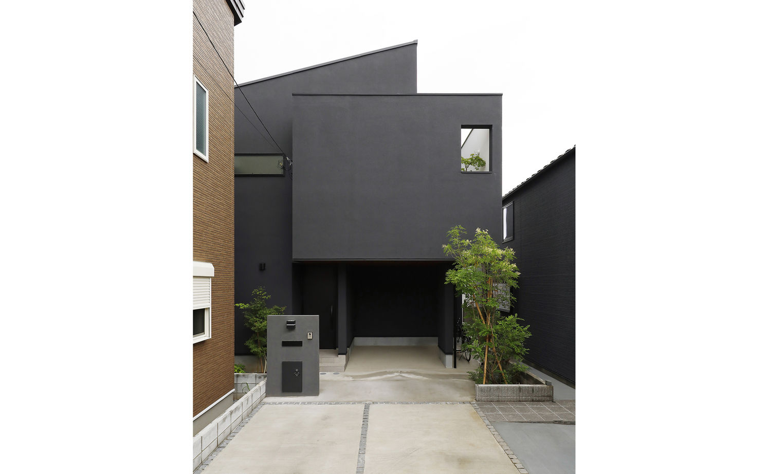 ジェネシス 【C値0.4/UA値0.54/間取り有】旗竿地に立つクールな黒い家。2階LDKは、緑と季節を感じる居心地のいい場所の建築実例画像15