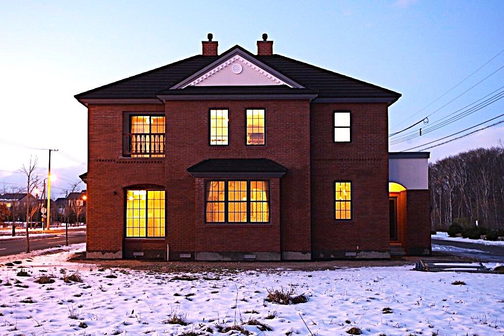 小林住工 【札幌市/ビルトインガレージ/レンガ】無垢材をふんだんに使用した輸入住宅風のレンガの家の建築実例画像