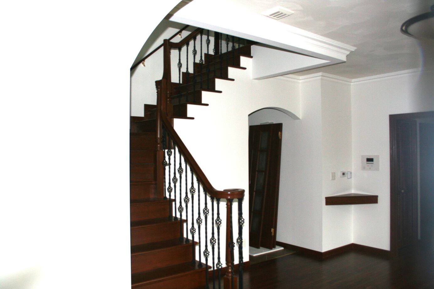 小林住工 【札幌市/ビルトインガレージ/レンガ】無垢材をふんだんに使用した輸入住宅風のレンガの家の建築実例画像2