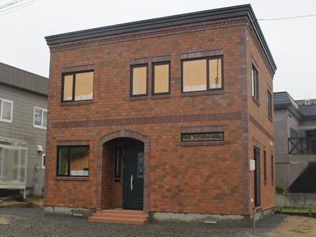 小林住工 【レンガの家／店舗併用／フリースペース】冬は暖かく、夏は涼しく…レンガの断熱性能を体感中の建築実例画像