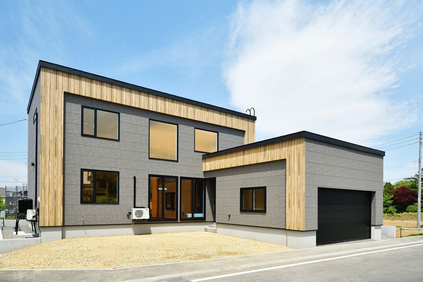 小林住工 【北広島／ビルトインガレージ／吹抜け／フリースペース】ダイナミックな吹抜けも、付加断熱工法で冬も快適！の建築実例画像1