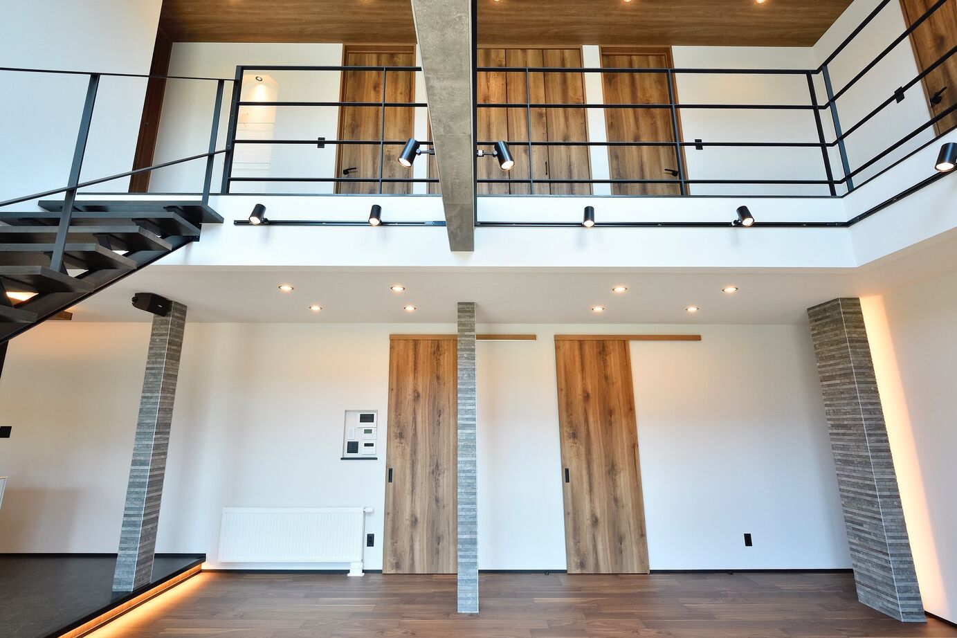 小林住工 【北広島／ビルトインガレージ／吹抜け／フリースペース】ダイナミックな吹抜けも、付加断熱工法で冬も快適！の建築実例画像2