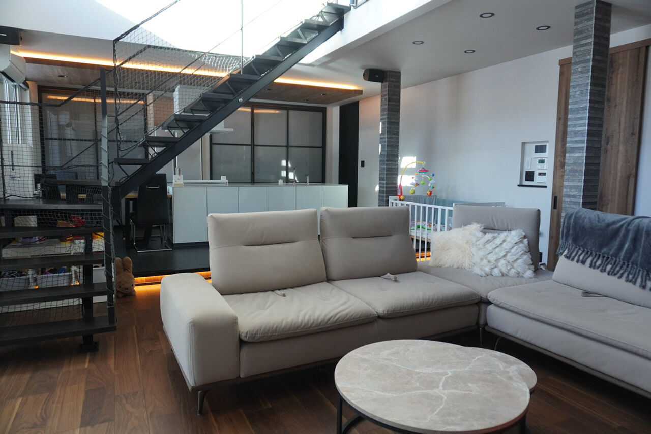 小林住工 【北広島／ビルトインガレージ／吹抜け／フリースペース】ダイナミックな吹抜けも、付加断熱工法で冬も快適！の建築実例画像5